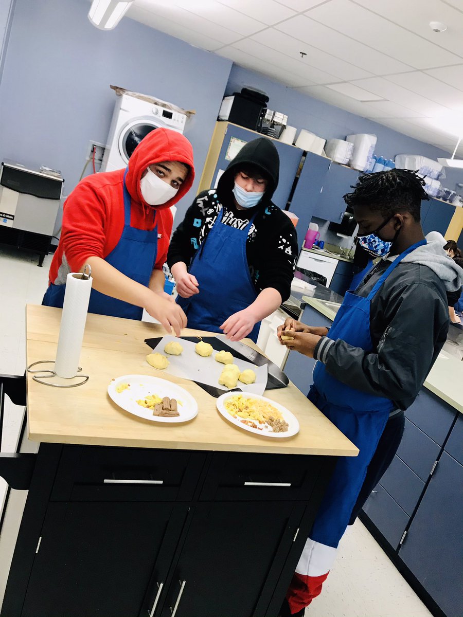 KatieLynnLongo's tweet photo. Breakfast Bomb day in 8th grade! Yum! π₯ π£ π³ #sayYEStoFCS #breakfast #BreakfastDaily #breakfastbombs #YUM #lifeskills #food #eggs @BerkCoSchoolsWV @nmsteachers https://t.co/SYVWL19xGS