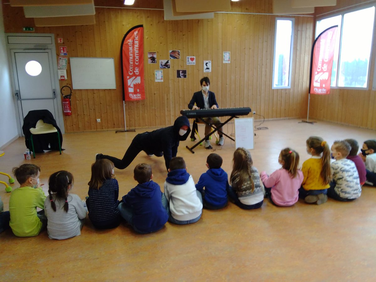ConcertsdePoche's tweet photo. 🦄Rencontre avec une #licorne ?
 
#AntoineSimon et #SébastienDenigues ont suivi les #écoliers d'#Urcel (02) dans le défilé des images que leur évoquait la #musique.

#PicardiedesChâteaux #Aisne @HDFDRAC @hautsdefrance 🙏
#concertsdepoche #musiqueclassique #ateliers #imagination https://t.co/E6UQWjOo62