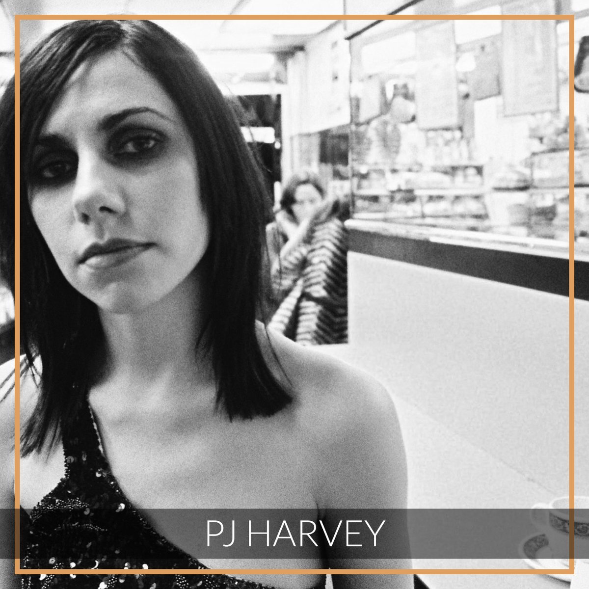 #RESEÑAS ✍️ PJ Harvey: días y noches de amor y de guerra. 

🎸La compositora británica viene publicando demos con lo mejor de su obra.

➡️clicseternos.com/pj-harvey-dias…
