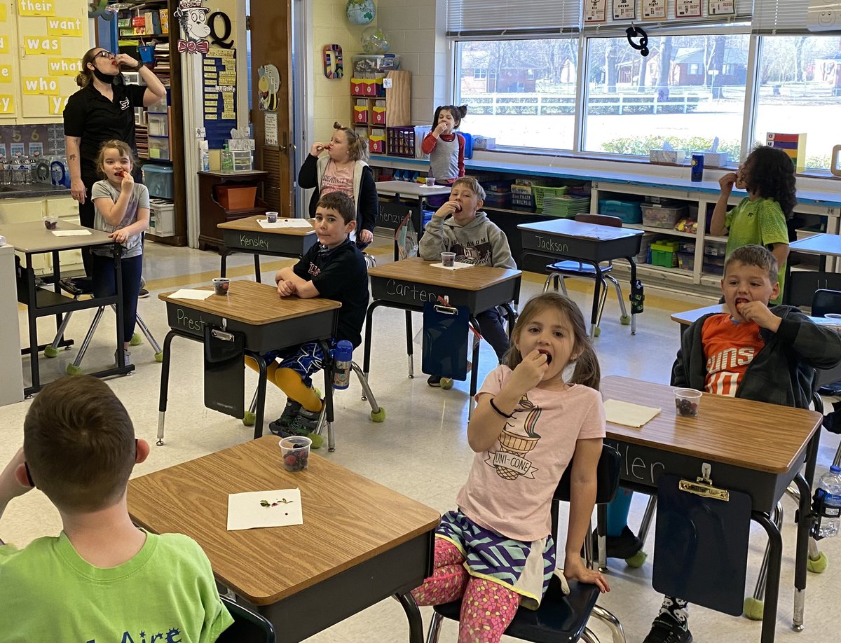 AngCardwell82's tweet photo. Day 2 of celebrating #NSBW21 was spent educating some of our @BelAire_Bees in K, 1st and 2nd grade! We loved their willingness to give some of our fresh #breakfastbites a try with Ms. Jennifer🍓 #tcsnutrition @TCSPublic https://t.co/15wQmkzEwK