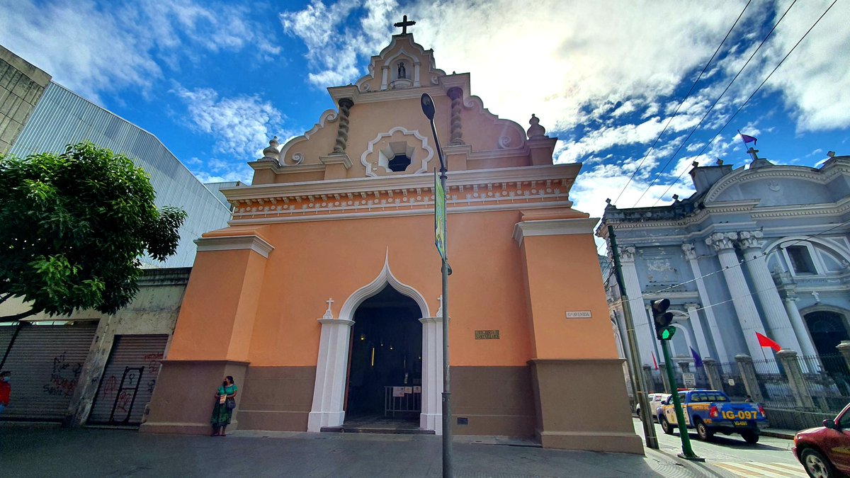 objetivogt's tweet photo. Posterior a los hechos ocurridos el fin de semana, así luce la Rectoría de Santa Clara, Paseo de la Sexta, zona 1. https://t.co/CgMfDn1HU1