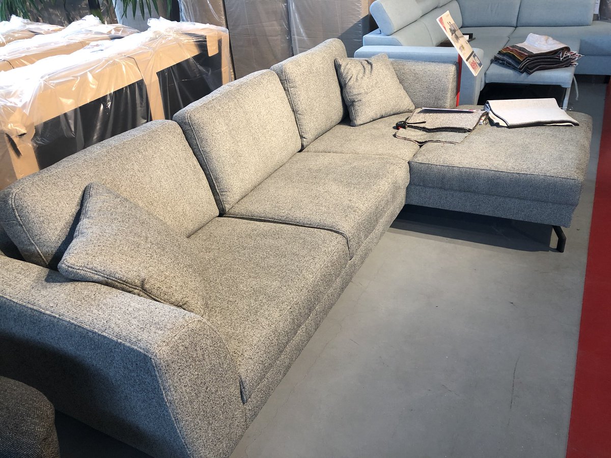 LvAPictures's tweet photo. Zo ga je op bankjesjacht om te oriënteren en zo heb je een uur later gewoon een bank besteld 🤩🥳 Deze gaat vermaakt worden naar een 2,5 zits met hocker. Ik ben verliefd 😍 #happyme #nieuwebank #eigenhuisje #SeatsAndSofas https://t.co/Oa9hMnA3L6