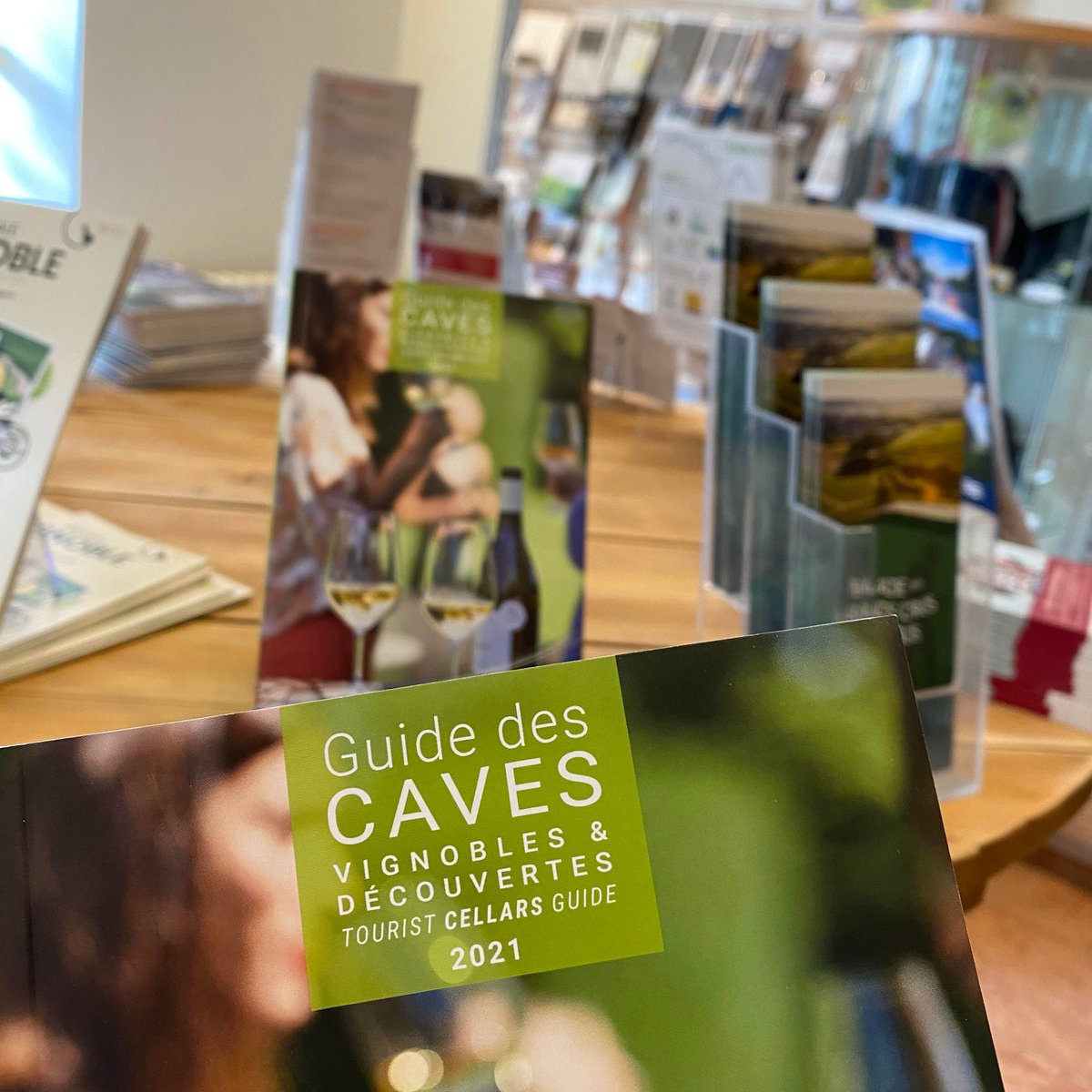 Le #GuidedesCaves2021 est disponible à nos accueils de #Chablis et #Tonnerre, et toujours accompagné de sa carte du #VignobledeBourgogne 👌😉
👉 Gratuit, en libre service et sur demande

<a href="/VinsdeBourgogne/">Vins de Bourgogne</a> <a href="/vinsdechablis/">Vins de Chablis</a>