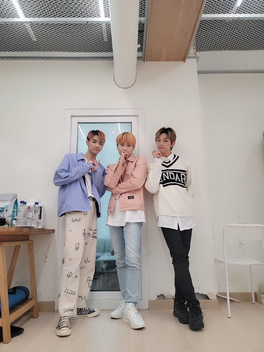 NTX_OFFICIAL_'s tweet photo. ▪️#형진 #재민 #로현▪️

진짜 즐거웠다 그쵸?
많은 이야기도 나누고 생일 축하와 함께 선물도 드릴 수 있어서 너무 행복한 시간이였어요!

앞으로 함께 할 시간이 많이 있을테니
더 많이 웃고 즐겁고 행복한 시간 보내요❤️

#NTX https://t.co/o2E2SUJuZB