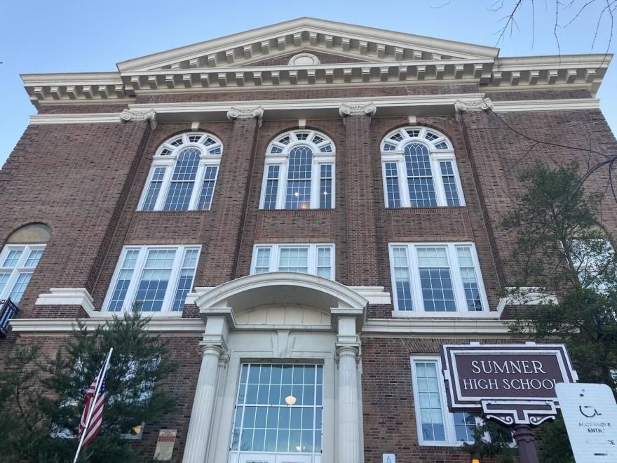 stlpublicradio's tweet photo. The #SLPS school board voted yesterday not to close historic #SumnerHS as part of a district-wide consolidation plan.
@rpatrickdelaney joins @sarahfenske today on @STLonAir to discuss the school's new lease on life and its plan to increase enrollment.
https://t.co/mfFMBvTY94 https://t.co/PfDtNJegYW