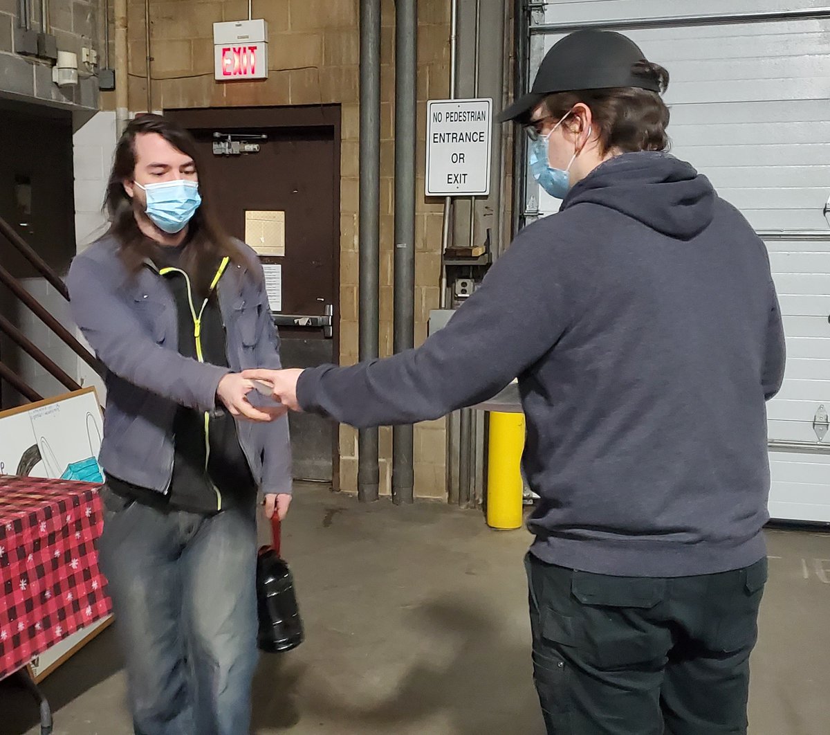 Dulles Preload Guard Gate Activity.....Lifting and Lowering 📦 @MatthewWGilbert @joesavageups @BarbaraRucker5 @Jimgamble247