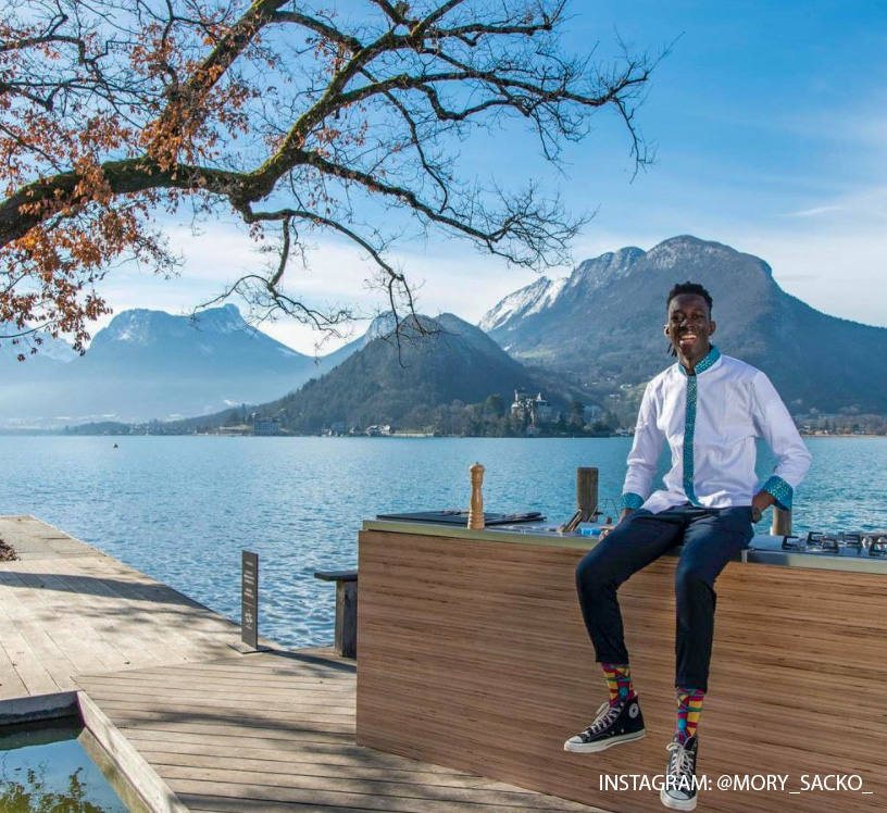 map_pin_ess's tweet photo. @Mory_Sacko_🧑🍳 et sa bonne humeur sont de retour dans sa nouvelle émission "#CuisineOuverte". Il continue son ascension après l'obtention de sa première étoile ⭐️ avec son restaurant #Mosuke 🍴
As-tu déjà testé?
📌Retrouve son resto sur l'appli #Mappiness
#Morysacko #Paris https://t.co/qtVDJZkzqO