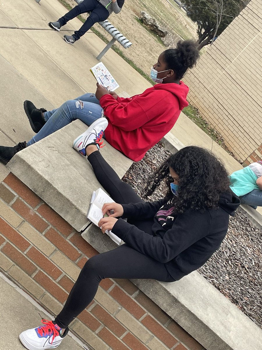 tkcleaver's tweet photo. Beautiful weather and great books! No better combination! @PBC_Elementary #pbcreads #pbcpride @BGISD https://t.co/8slGzq3bNS