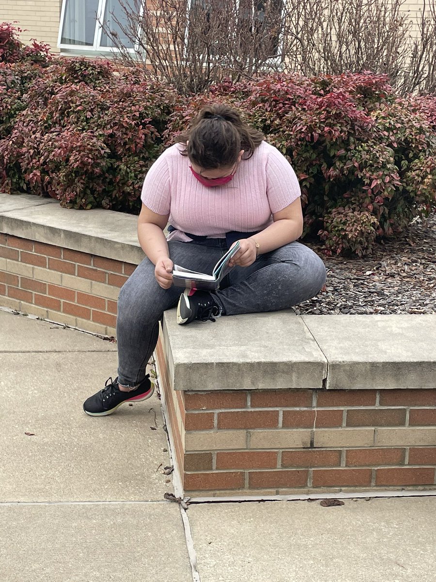 tkcleaver's tweet photo. Beautiful weather and great books! No better combination! @PBC_Elementary #pbcreads #pbcpride @BGISD https://t.co/8slGzq3bNS