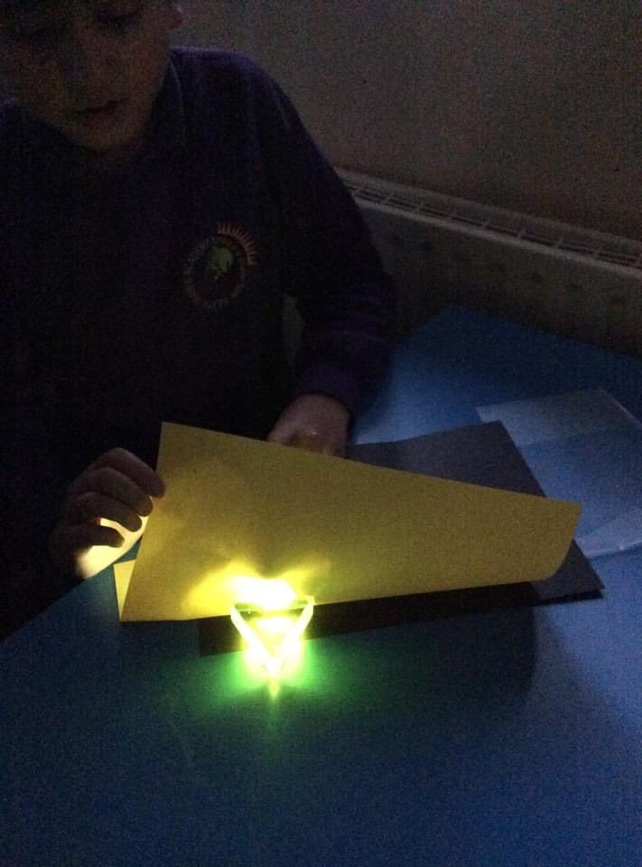 Heathhayesacad2's tweet photo. Year 6 continued developing their working scientifically skills this afternoon by investigating how light travels.💡🔦🌈 #BritishScienceWeek https://t.co/LiKq6R0Sri