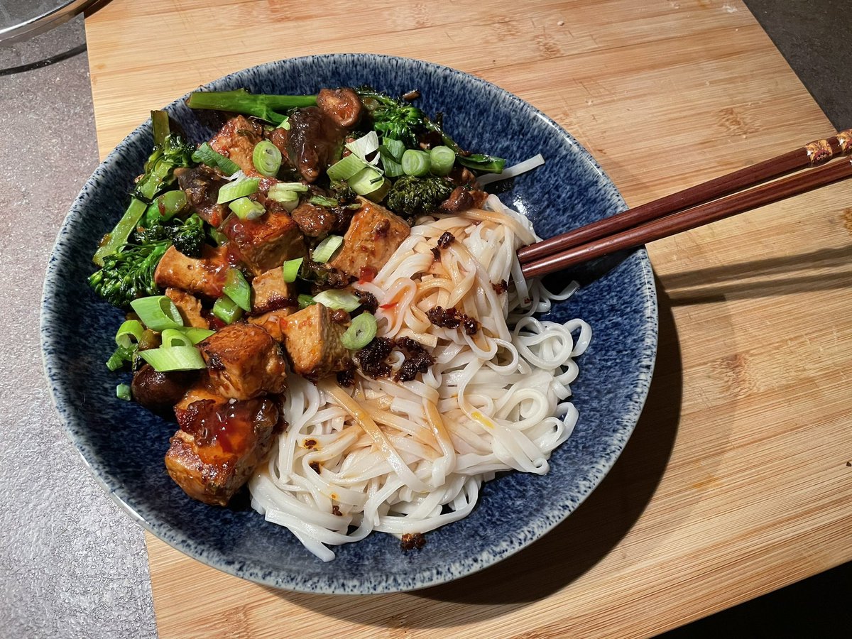 chrisjenko's tweet photo. Leftovers are bestovers.
@Chinghehuang’s smoked tofu and broccoli Korean-style Ram-Don from #AsianGreen https://t.co/sPey2QdmNM
