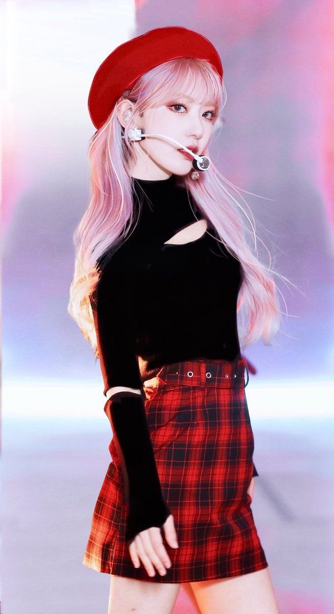 色んな意見を見てると宮脇咲良さんはIZ*ONEでデビューして派手髪、濃い