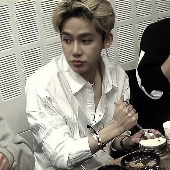 EBOYHYUNSK's tweet photo. this look needs a cb https://t.co/dGDVRUk00B