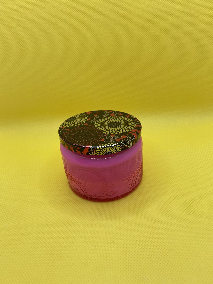 PickYourWickCo's tweet photo. 4 oz. Pink Jar Candle 
Made with 100% white soy wax with natural fragrances of vanilla topped with rose quartz and anyolite crystals 🔮 https://t.co/tPGI5ioSjK