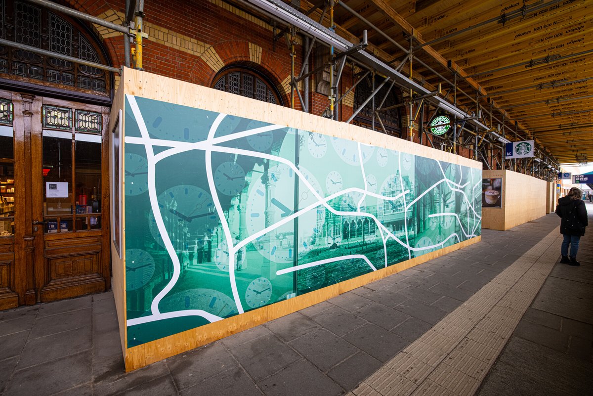 Van bouwschutting tot kunstobject! Vandaag zijn de houten wanden op station Groningen opgefleurd door een prachtig ontwerp van studente grafische vormgeving Erja Veldhuis. Hoe ze op haar idee kwam? Lees meer via bit.ly/3vanshV
