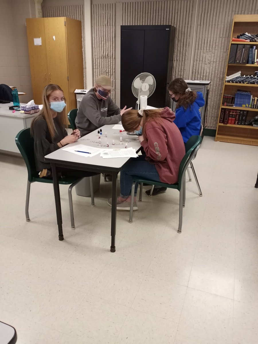 JusticeAcademy1's tweet photo. Justice Academy students reviewing fingerprints for a murder investigation. https://t.co/VjdKFRJTP3