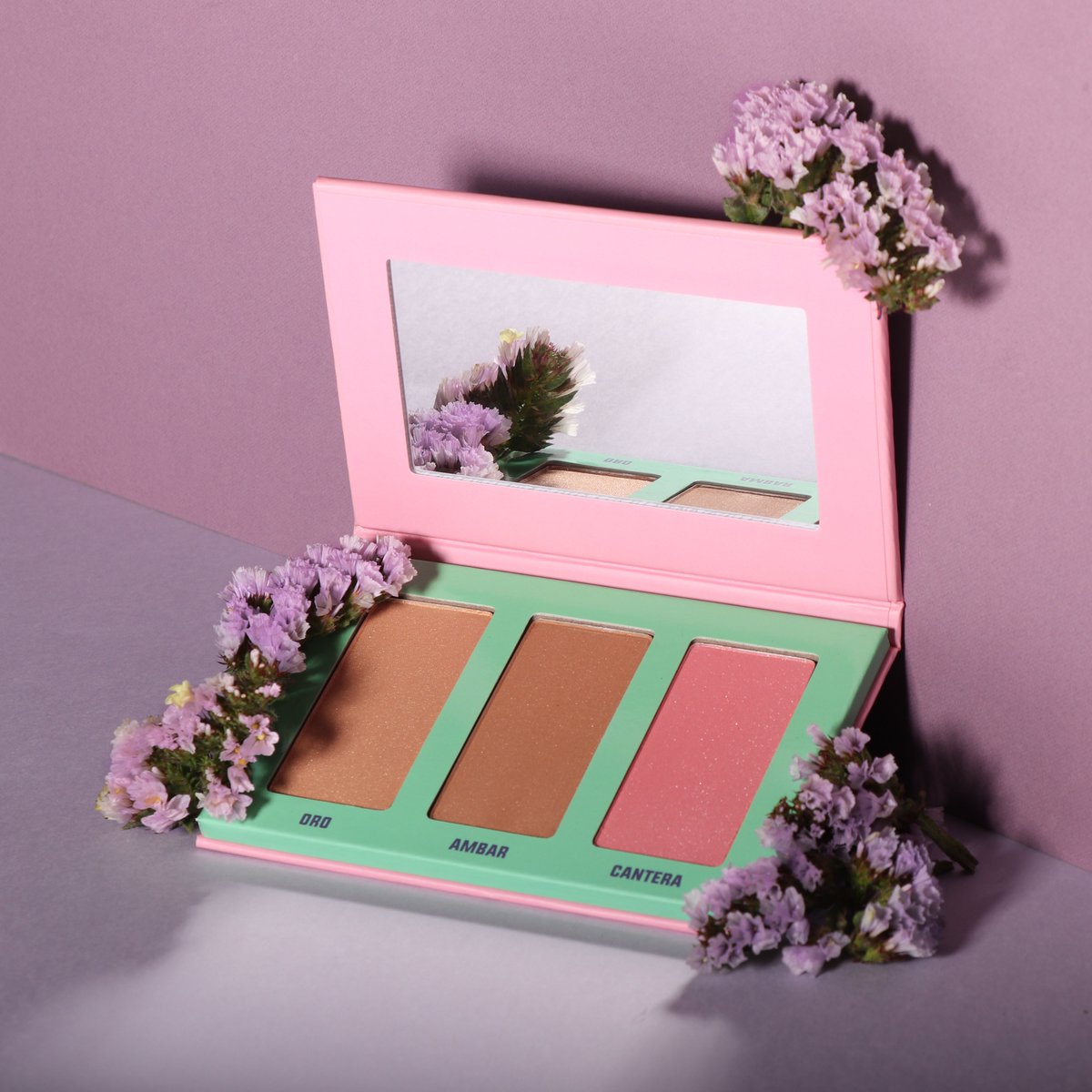 💐DORADA💐 es nuestra paleta favorita porque tiene todo lo necesario para crear un look completo... Iluminador ✨Bronzer 🥥 y Blush 💕 ¿Cuál es tu favorito? 😯