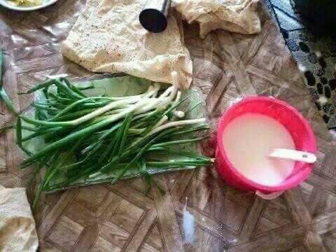 وچه ډوډۍ ګیلاس شړومبه دی وي خوسوله د وي 
په سر مو بام که نوي  نه دی وي خو سوله د وي

#اسدزیار
#asadziar