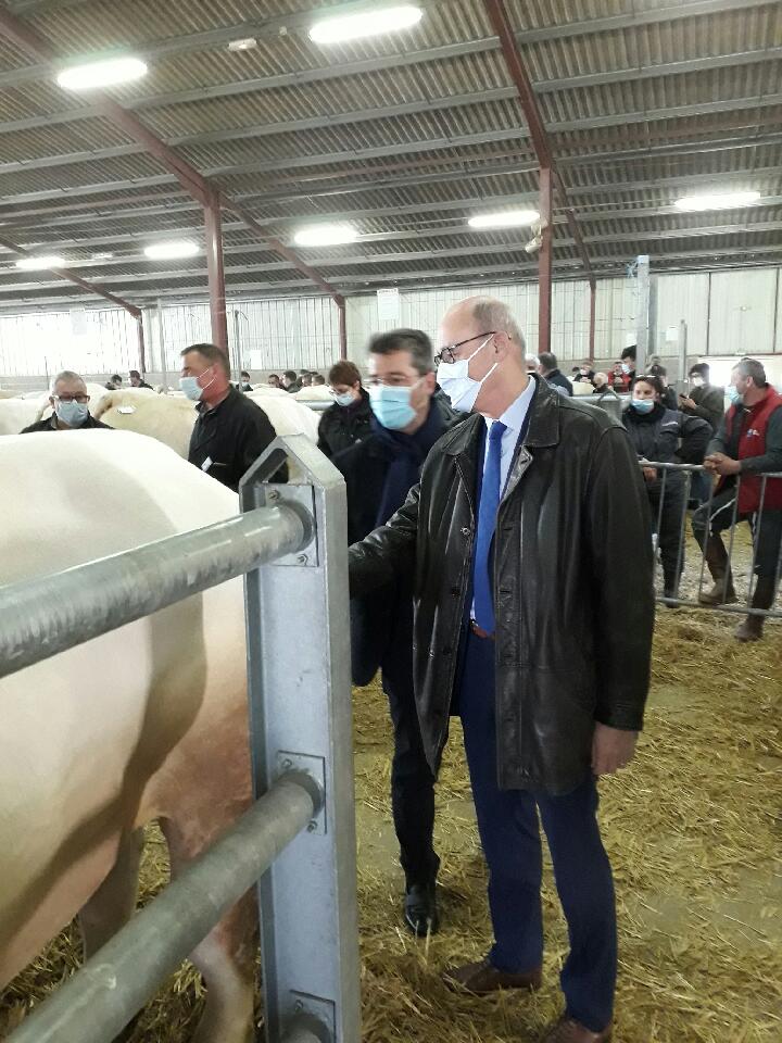 Jean-Marc Giraud, sous-préfet de Montluçon, s'est rendu avec le maire Frédéric Laporte au concours de charolais de boucherie, organisé dans le respect des règles sanitaires par le Président Romain Grobaud.