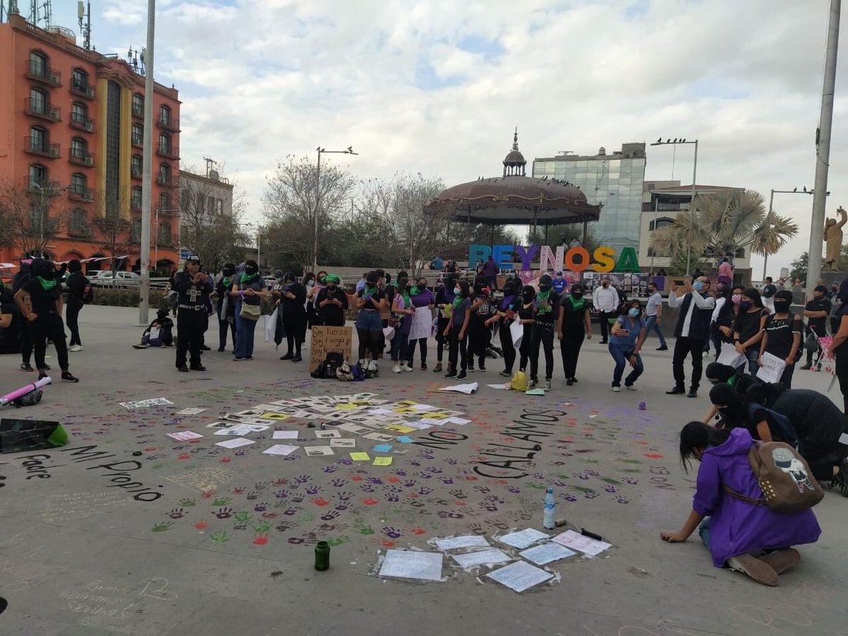 ReynosaFem's tweet photo. Durante la intervención hablamos de como se les haría sencillo simplemente borrar nuestros mensajes, creen que haciéndolo borran nuestra voz, nuestras ideas, pero no es así.
Nuestro gobiernos piensan en qué hacer contra las marchas https://t.co/4LoU0EBman