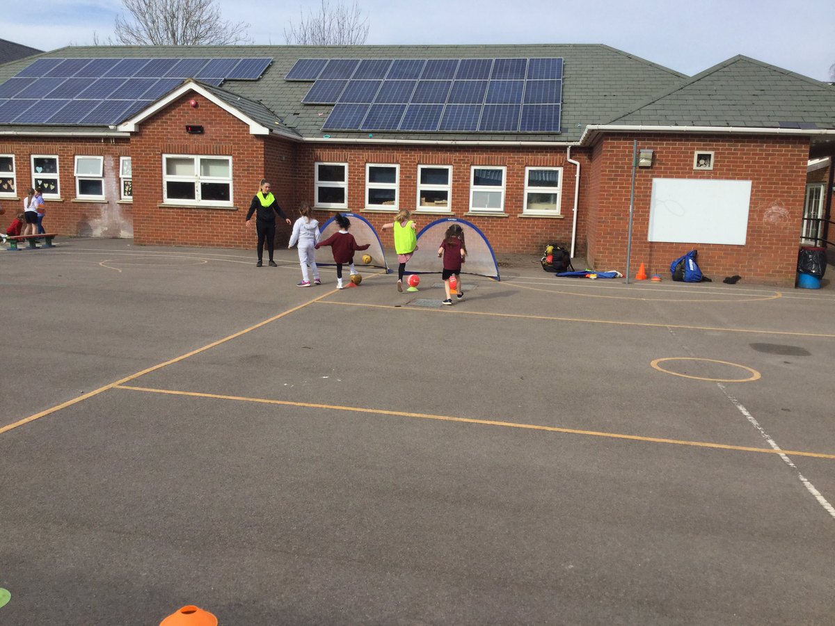 ThamesideSch's tweet photo. YKD loved their PE lesson with coach Nicole @abckick123. Thank you! #PEtps #footballtps #abckick #YKDtps https://t.co/TJb2fAJUJJ