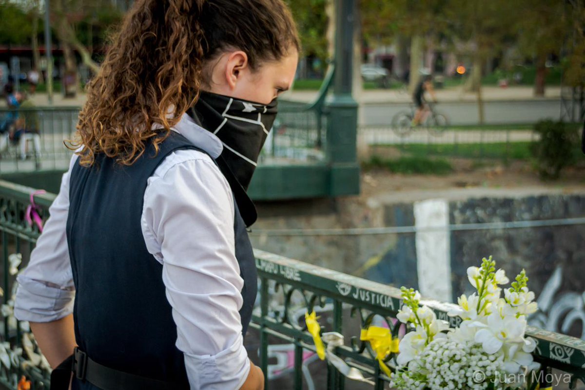 Flores a quien corresponda, El Colectivo de Teatro La Disvariada, extiende la primera temporada virtual de su obra a propósito de la violencia policial en Chile. Revisa la nota en nuestra web  bit.ly/3t6GLqC #Arte #Chile #PlazaDignidad #Teatro #RevistaIntermedio #Cutura