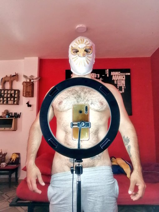1 pic. Excelente día #TeamCharlyDiaz desde la habitación roja, próximos videos de... https://t.co/kK