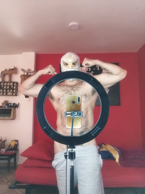 2 pic. Excelente día #TeamCharlyDiaz desde la habitación roja, próximos videos de... https://t.co/kK