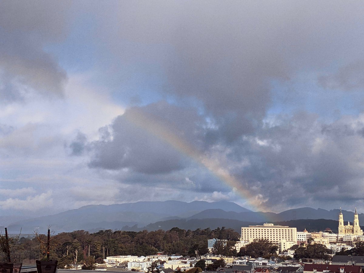 narasu's tweet image. Rainbow in San Francisco. Yeah! 🌈