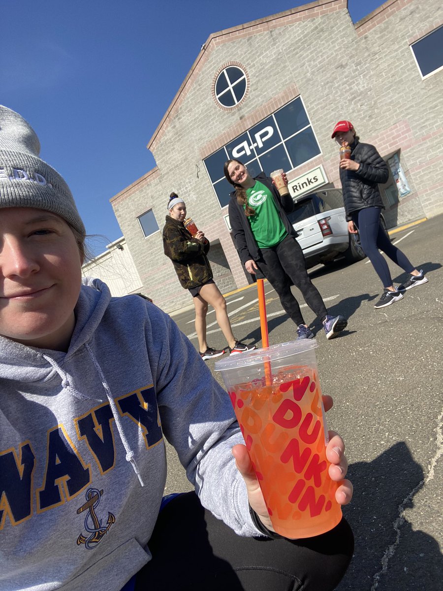 Pre lift <a href="/reddbar/">R.E.D.D.</a>...post lift <a href="/dunkindonuts/">Dunkin'</a> with the @CTWhale_NWHL <a href="/Kaycieanderson9/">Kaycie Anderson</a> <a href="/tweeterlessG/">Grace Klienbach</a> <a href="/bwolejko1/">Brooke Wolejko</a> <a href="/PrentissHockey/">Benjamin Prentiss</a> 💪🏼🏒🐳