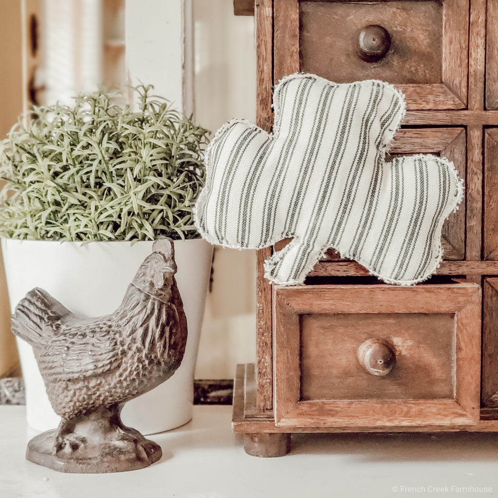 One week til St. Patrick’s Day! 🍀 If you’re looking for a fun and simple project to start the celebration, pop over to the blog and snag my pattern for these sweet little farmhouse clovers. 🍀 frenchcreekfarmhouse.com/2020/02/tickin…

#farmhouse #stpatricksday #craftprojects #homedecor