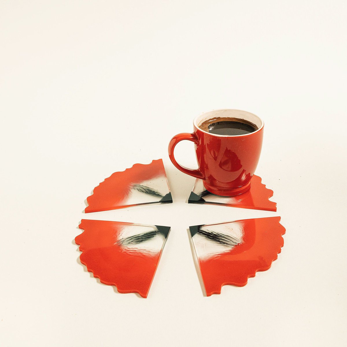 stsflifestyle's tweet photo. Posle kraće pauze opet pijemo podnevne kafe ☕
Elementary ukrasni podmetači sa bojama ulivenim u resin
😁☕
#elementarypodmetaci #resincraft #resinartwork #unikatnipoklon #resincoasters #geodecoasters https://t.co/EAcxgbFx5h