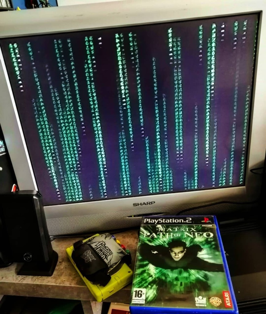 Freakazoid999's tweet photo. Je redonne une chance à ce jeu bizarre 15 ans plus tard #thematrix #pathofneo #ps2 #warnerbros #atari #shinyentertainment #playstation2 #sony #thematrixpathofneo https://t.co/ZHDpavxeTR