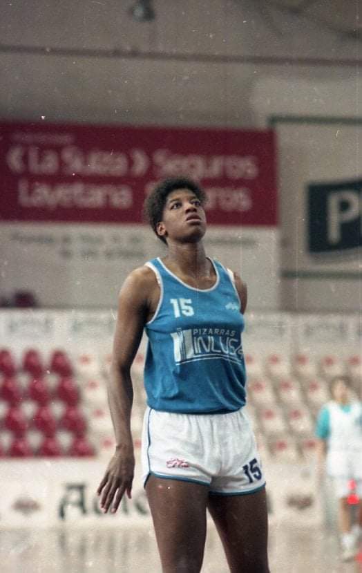 AgrasFernando's tweet photo. Más fotos de #basketfem del fabuloso albúm de los recuerdos de 📷 #MiquiFornies temporada 88/89 #TammyJackson #RosarioSureda y #AnnieNorris (aunque viste con la camiseta de #Manresa) con #XUNCAS segundo subcampeonato del equipo lucense #historiabaloncestogalego https://t.co/FHzfcAj9JA