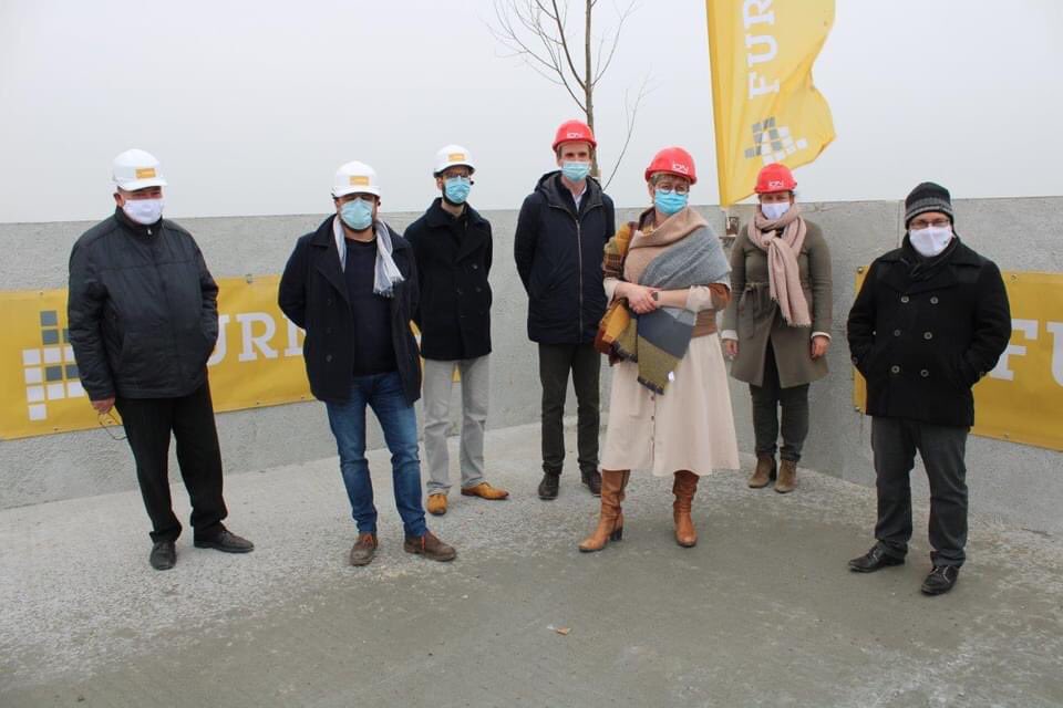 Stad_Veurne's tweet photo. 🔝 Ze hebben de top gehaald! De Suikertoren heeft vanmiddag met 31 meter haar hoogste punt bereikt.

🌳Het stadsbestuur heeft samen met partners Bouwbedrijf Furnibo, ION en WVI een meiboom op de top geplaatst. 

😍 Het zicht van op het dak is adembenemend! #zoveelveurne https://t.co/JxLCHobYr0