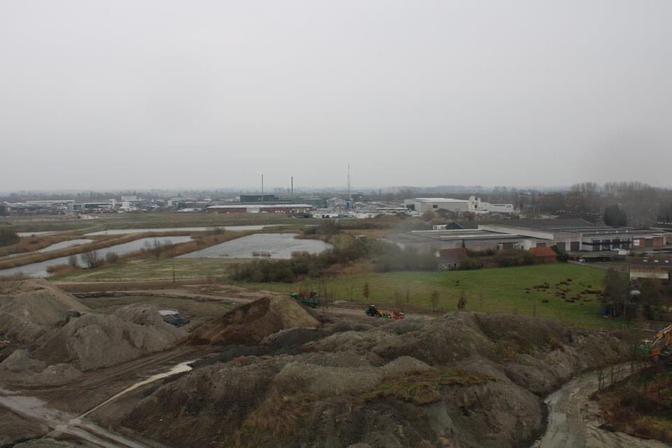 Stad_Veurne's tweet photo. 🔝 Ze hebben de top gehaald! De Suikertoren heeft vanmiddag met 31 meter haar hoogste punt bereikt.

🌳Het stadsbestuur heeft samen met partners Bouwbedrijf Furnibo, ION en WVI een meiboom op de top geplaatst. 

😍 Het zicht van op het dak is adembenemend! #zoveelveurne https://t.co/JxLCHobYr0