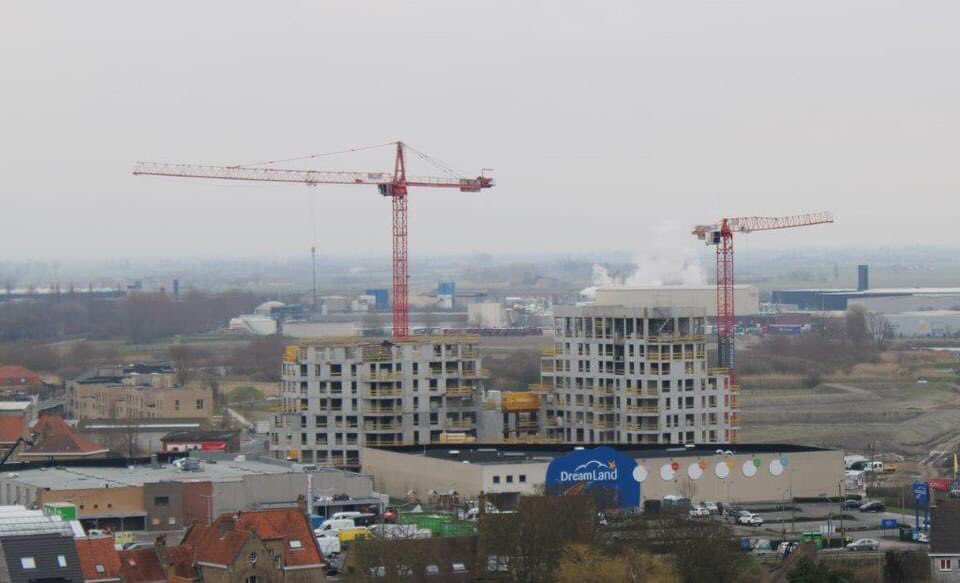Stad_Veurne's tweet photo. 🔝 Ze hebben de top gehaald! De Suikertoren heeft vanmiddag met 31 meter haar hoogste punt bereikt.

🌳Het stadsbestuur heeft samen met partners Bouwbedrijf Furnibo, ION en WVI een meiboom op de top geplaatst. 

😍 Het zicht van op het dak is adembenemend! #zoveelveurne https://t.co/JxLCHobYr0