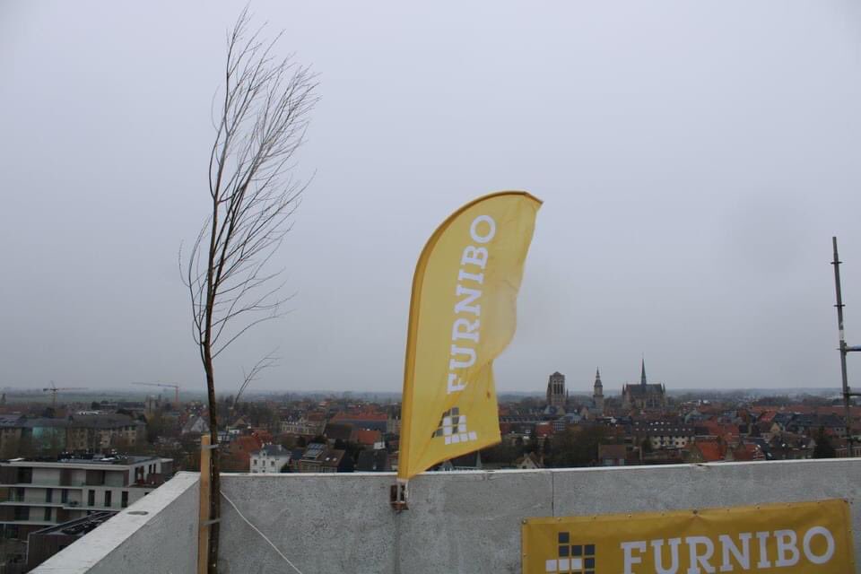 Stad_Veurne's tweet photo. 🔝 Ze hebben de top gehaald! De Suikertoren heeft vanmiddag met 31 meter haar hoogste punt bereikt.

🌳Het stadsbestuur heeft samen met partners Bouwbedrijf Furnibo, ION en WVI een meiboom op de top geplaatst. 

😍 Het zicht van op het dak is adembenemend! #zoveelveurne https://t.co/JxLCHobYr0