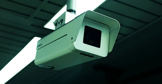 elhackernet's tweet photo. Hackean más de 150.000 cámaras de seguridad de la empresa #Verkada - Accedieron a contenido de EN VIVO de #Tesla, #Cloudflare, Escuelas, Hospitales, prisiones y miles de  organizaciones #OperationPanopticon https://t.co/rXBmdNB4Xr