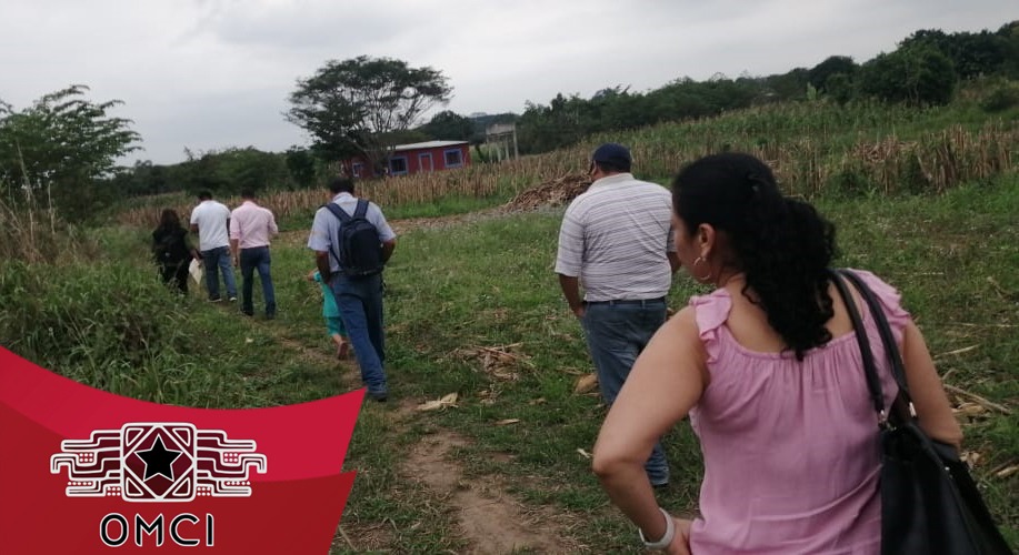 OMCIOAXACA's tweet photo. Nuestro coordinador en la zona de Tuxtepec  realiza levantamientos para pisos y techos de compañeros y compañeras de diferentes colonias y agencias. Llevando el mensaje de nuestra organización,  y avances en las gestiones realizadas. 

#OMCI #Oaxaca https://t.co/6Cww2zFCm3