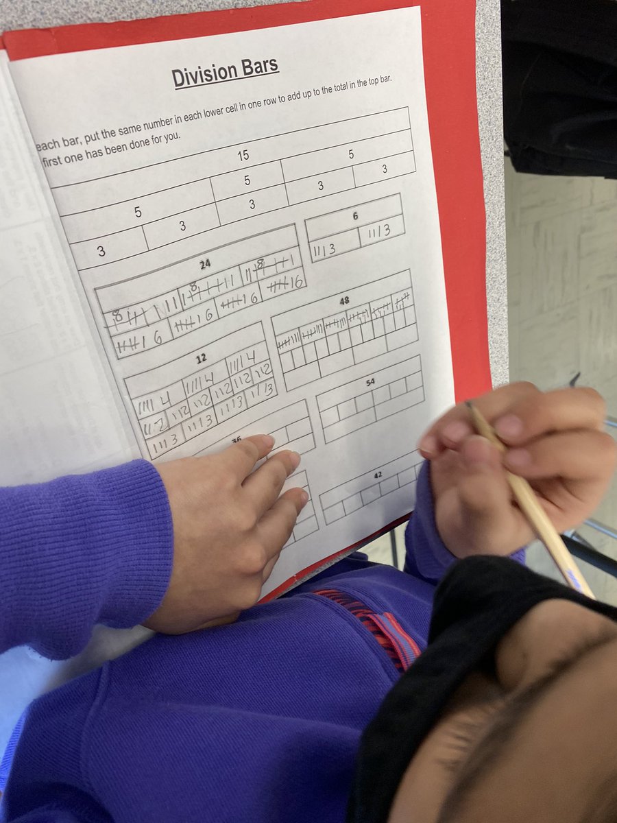 MsSkipwithLearn's tweet photo. Time to divide! We are learning about different strategies to help us with division. Check out the division bars we did in class today! #ldcsb #grade4 https://t.co/iaIRenKlpF