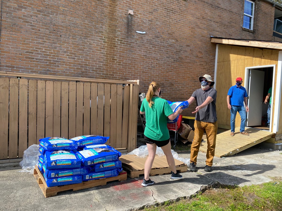 BroadmoorNOLA's tweet photo. Thank You @LASPCA. Bark 🐾 ! thanks to the @LASPCA for their incredibly generous donation of pet food to the Broadmoor Food Pantry! Dog food available unpon Broadmoor Food Pantry client’s request while supplies last. #laspca https://t.co/eUCCxBzHfl