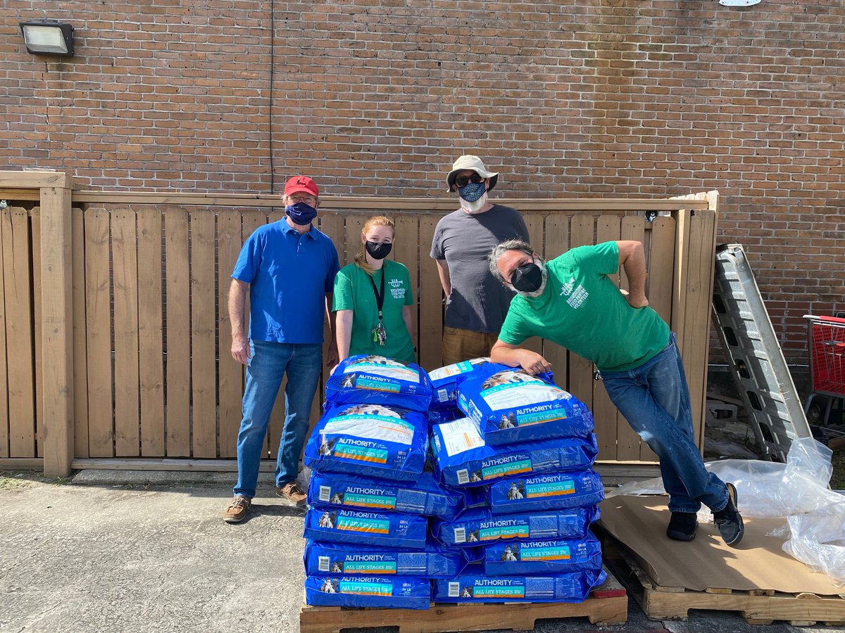 BroadmoorNOLA's tweet photo. Thank You @LASPCA. Bark 🐾 ! thanks to the @LASPCA for their incredibly generous donation of pet food to the Broadmoor Food Pantry! Dog food available unpon Broadmoor Food Pantry client’s request while supplies last. #laspca https://t.co/eUCCxBzHfl