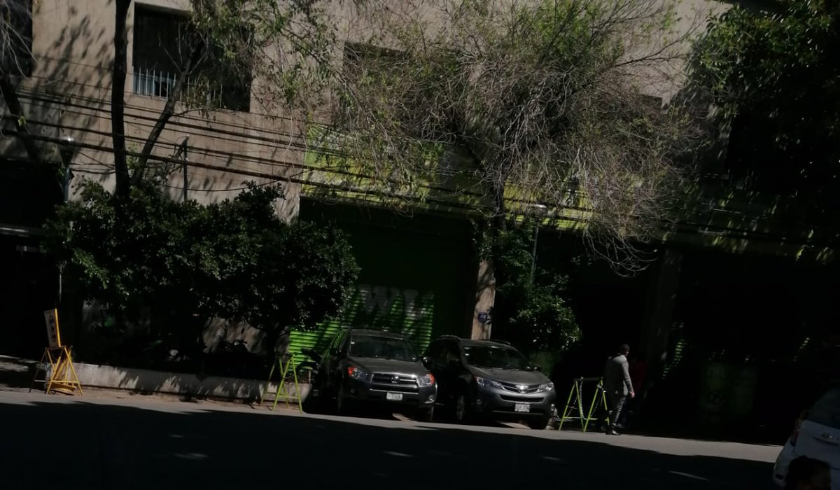 ANDREASOTOFERN1's tweet image. En la calle de Dr. Lavista NO.127, frente a la Policía de Investigación y juzgados penales hay vehículos estacionados en la banqueta, los peatones tenemos que caminar sobre la avenida para poder pasar, ¿por qué lo permiten? @LaSEMOVI @UCS_GCDMX @SSC_CDMX @AlcCuauhtemocMx
