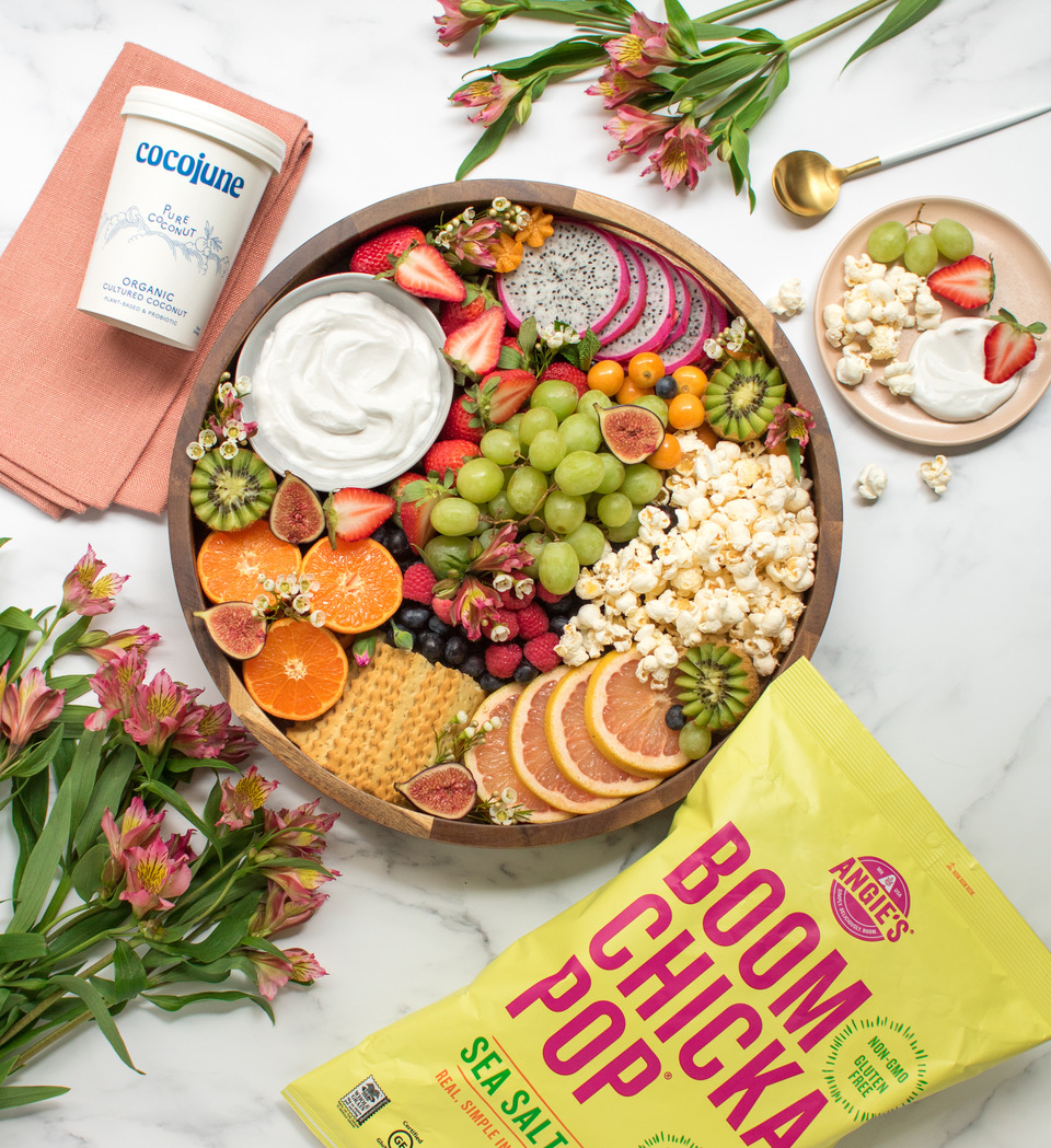 Snacking just got dreamier (and easier)! Indulge in this plant-based snack board with our Sea Salt popcorn 🍿 and Cocojune's coconut yogurt 🥥