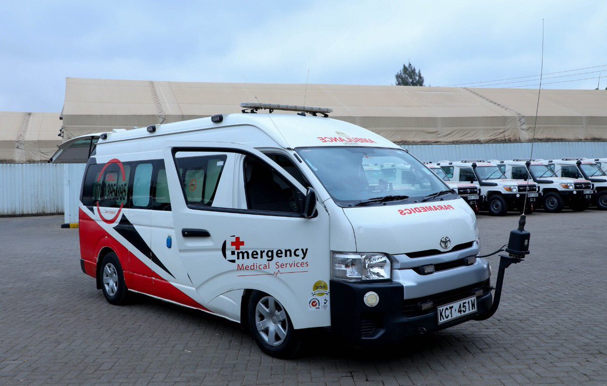 Ambulance ikiwa on the move ni mbaya kusimamisha ulize mgonjwa anaendelea aje😂😂