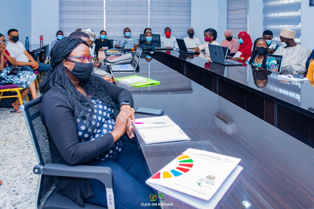 ClickOnKaduna's tweet photo. Our #DataScienceFellows will be rounding up the data collection module by going to the field to collect data.
The prog. coordinator, @NFTIAfrica, explained the basic guidelines for data collection & safety precautions that must be adhered to while in the field.
#ClickOnKadunaDSFP https://t.co/JcE5ncI0aK