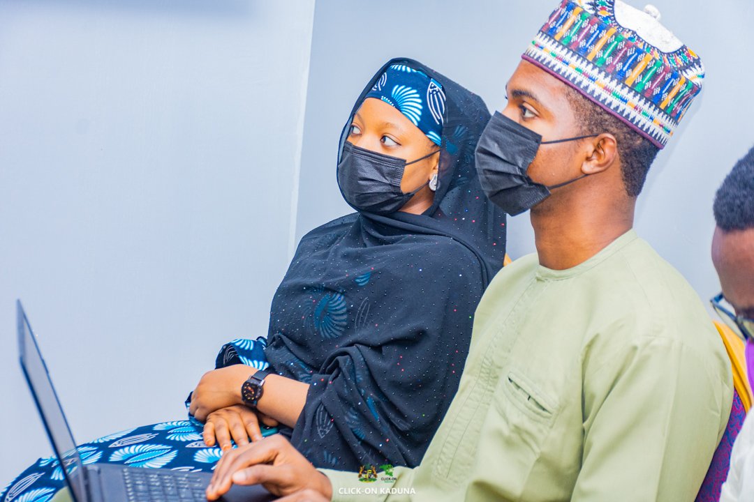 ClickOnKaduna's tweet photo. Our #DataScienceFellows will be rounding up the data collection module by going to the field to collect data.
The prog. coordinator, @NFTIAfrica, explained the basic guidelines for data collection & safety precautions that must be adhered to while in the field.
#ClickOnKadunaDSFP https://t.co/JcE5ncI0aK