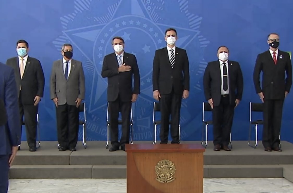 Algo que não se via há meses: todo o primeiro escalão do governo - incluindo o presidente Jair Bolsonaro - usando máscaras em uma cerimônia no palácio do planalto. Evento é para sancionar lei que acelera a compra de vacinas. https://t.co/gFBTU1Yba0