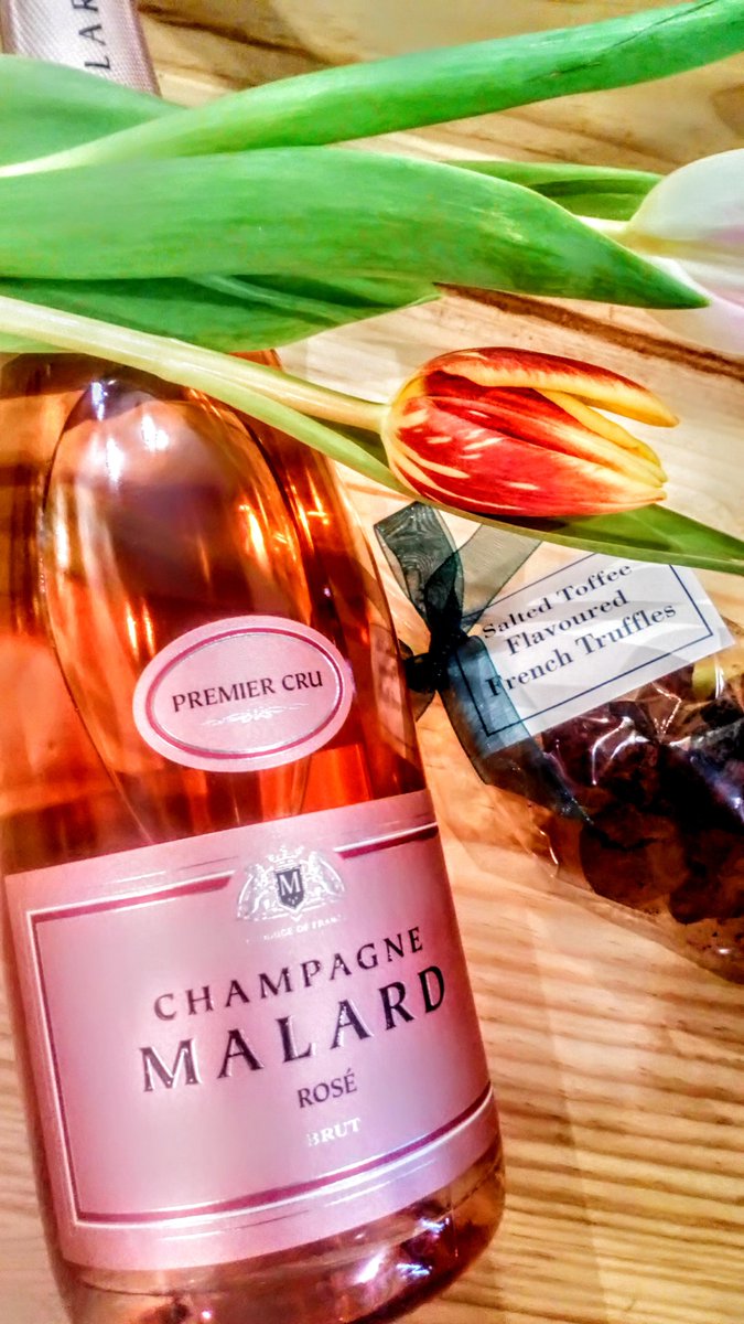 Champagne Malard 1er Cru Rose + Chocolate Truffles
@champagne_malard 
Mother's day  gift idea! 😍😍😍😍😍
#vivalamamma #mothersday #champagnemalard #chocolatetruffles #champagnetime #champagneworldwide #malard #champagne #reims #champagneluxury #champagnelover #spiritedwines